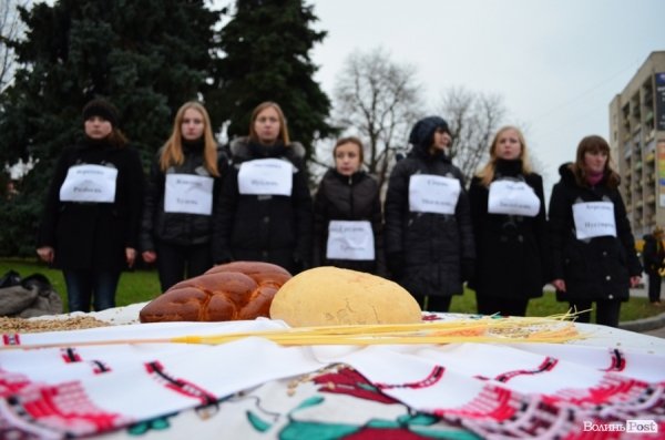 «НКВДисти-охоронці хліба» в Луцьку нагадують про голодомор. ФОТО 