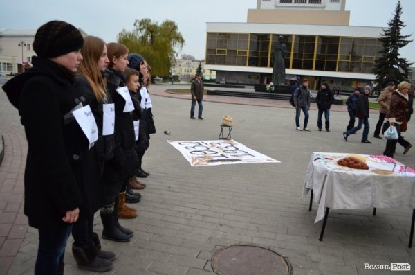 «НКВДисти-охоронці хліба» в Луцьку нагадують про голодомор. ФОТО 