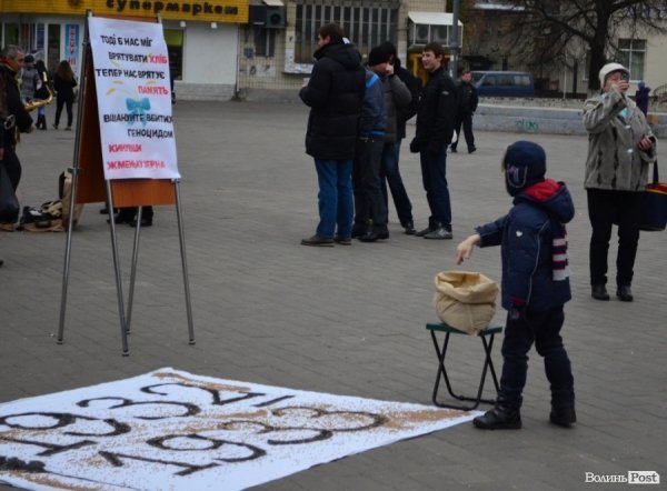 «НКВДисти-охоронці хліба» в Луцьку нагадують про голодомор. ФОТО 
