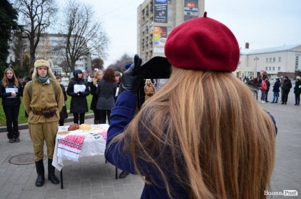 «НКВДисти-охоронці хліба» в Луцьку нагадують про голодомор. ФОТО 
