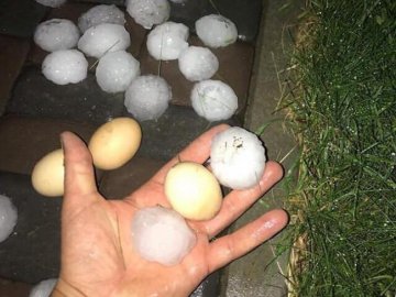 На Рівненщині випав град розміром із куряче яйце. ФОТО