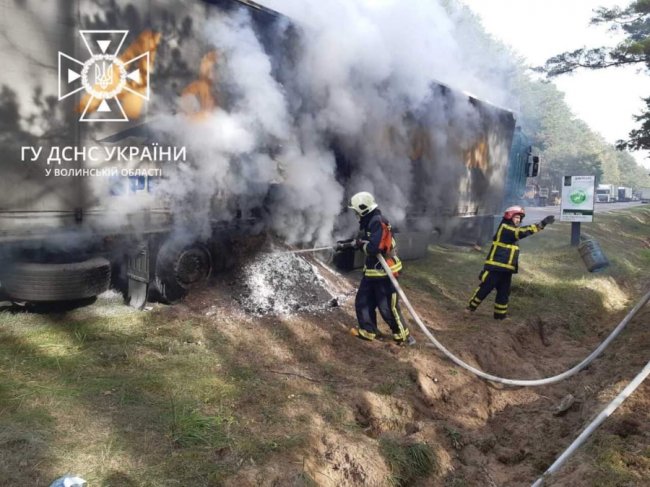 На волинській трасі горіла вантажівка. ФОТО
