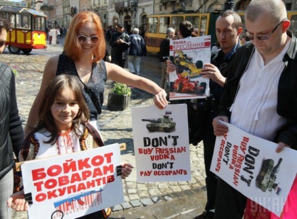 Львів’яни вилили російську горілку в каналізацію. ФОТО