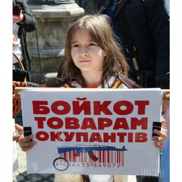 Львів’яни вилили російську горілку в каналізацію. ФОТО