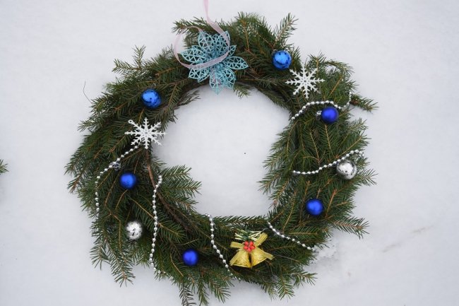 Новорічний настрій: на Волині лісівники створюють оригінальні композиції