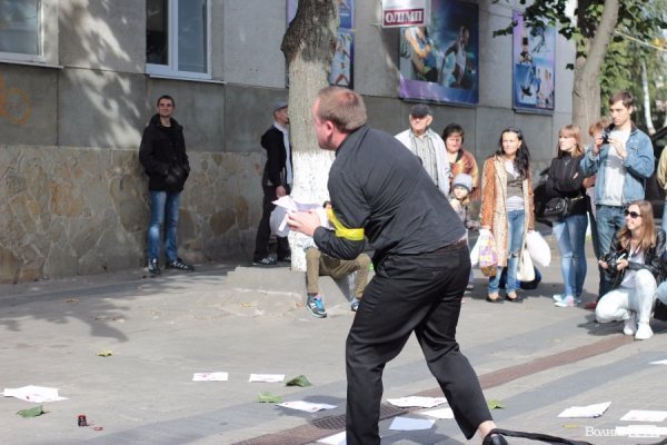 «Мандрівний вішак» у Луцьку епатував, дивував та змушував задуматись. ФОТО