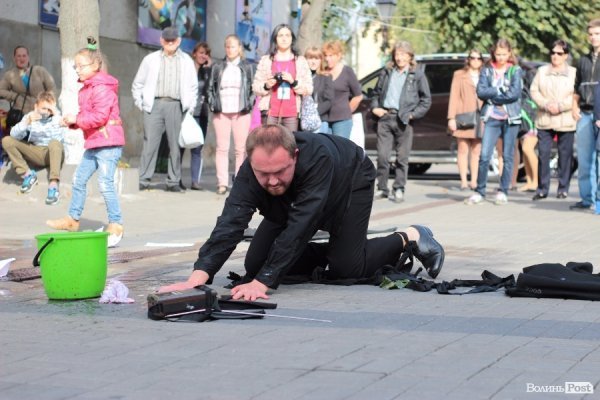 «Мандрівний вішак» у Луцьку епатував, дивував та змушував задуматись. ФОТО