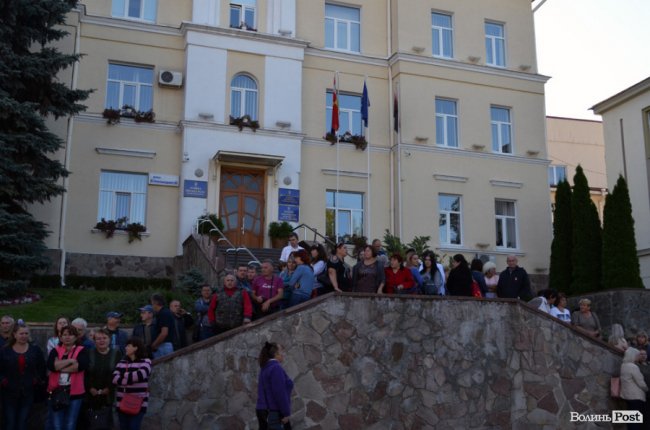 Як люди з Старого ринку «штурмували» Луцькраду. ФОТО. ВІДЕО