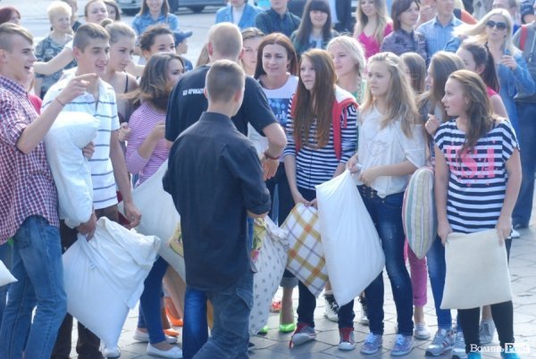 Як билися подушками в Луцьку. ФОТО