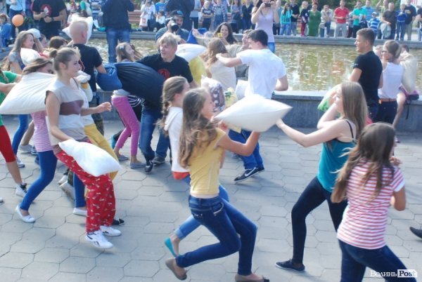 Як билися подушками в Луцьку. ФОТО