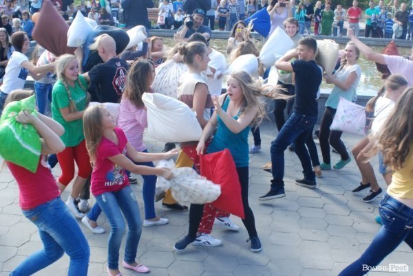 Як билися подушками в Луцьку. ФОТО