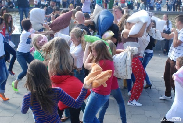 Як билися подушками в Луцьку. ФОТО