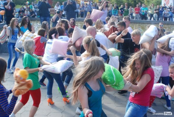 Як билися подушками в Луцьку. ФОТО