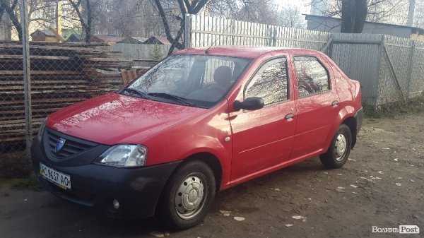 У Луцьку два наряди поліцейських затримали п'яного «в хлам» таксиста. ФОТО