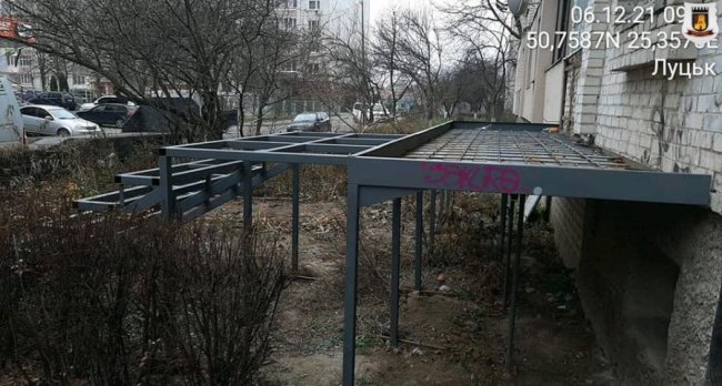 У Луцьку знесли металеві сходи, які  незаконно встановили до однієї з квартир. ФОТО 