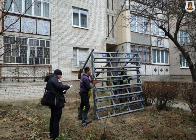 У Луцьку знесли металеві сходи, які  незаконно встановили до однієї з квартир. ФОТО 