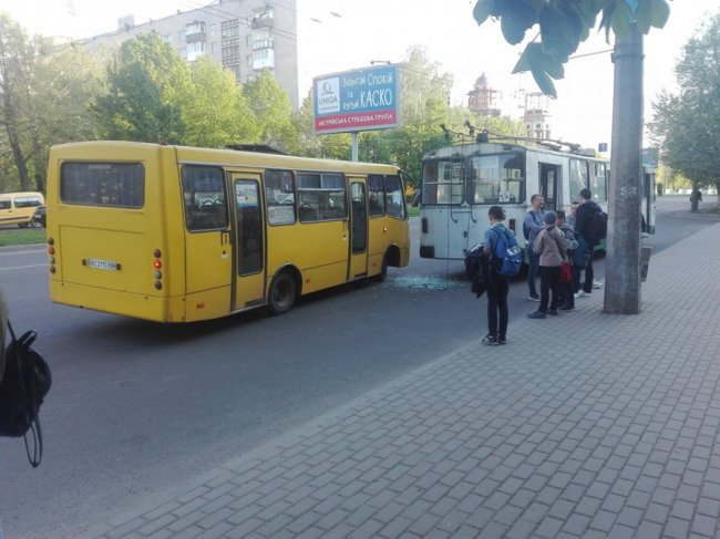 У Луцьку маршрутка в'їхала у тролейбус. ФОТО