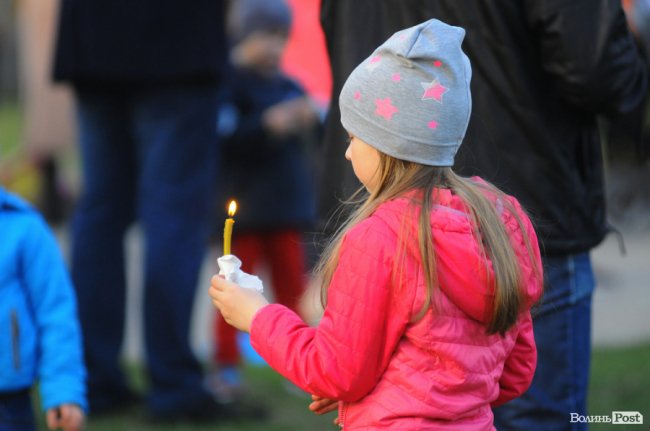 Чистий четвер: сотні лучан понесли додому вогонь. ФОТО