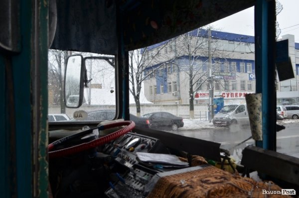 Аварія у Луцьку: авто в’їхало в тролейбус із пасажирами. ФОТО. ВІДЕО