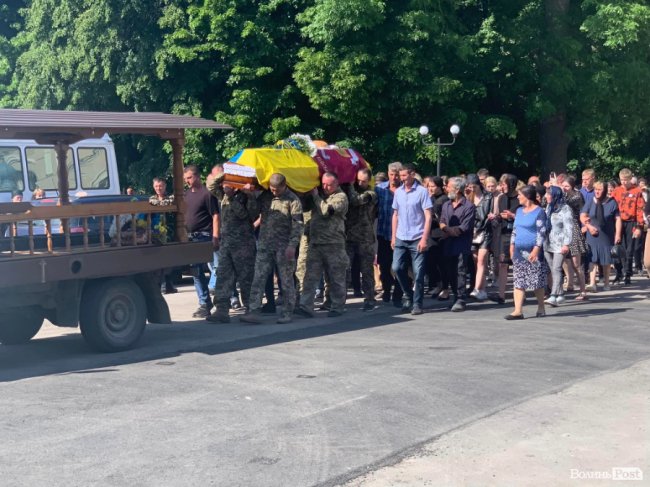 Маленька донечка більше не побачить тата: на Волині попрощалися із 19-річним Героєм Романом Романюком