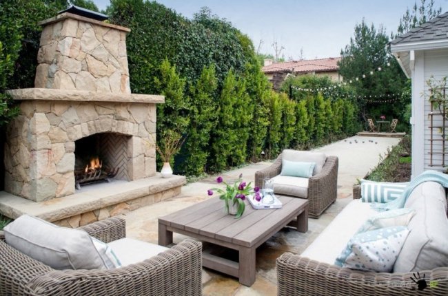 Біля будинку можна облаштувати справжній мурований камін. Фото remontbp.com 