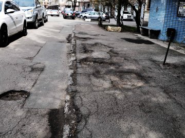 «Про нас ніби забули»: лучани просять відремонтувати прибудинкову територію