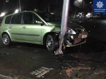 У Ковелі підліток на Renault в'їхав у опору світлофора