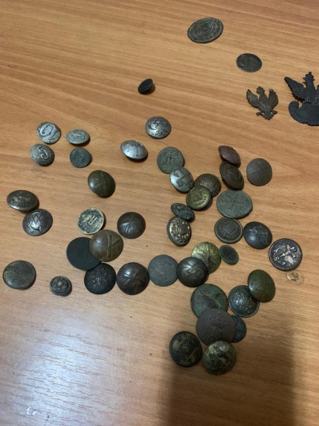 Через Волинь литовець хотів провезти старовинні ґудзики та польські кокарди. ФОТО