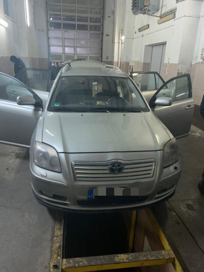 Через Волинь литовець хотів провезти старовинні ґудзики та польські кокарди. ФОТО