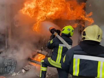 Волинський рятувальник розповів про пожежу внаслідок ракетних ударів у Луцьку. ВІДЕО