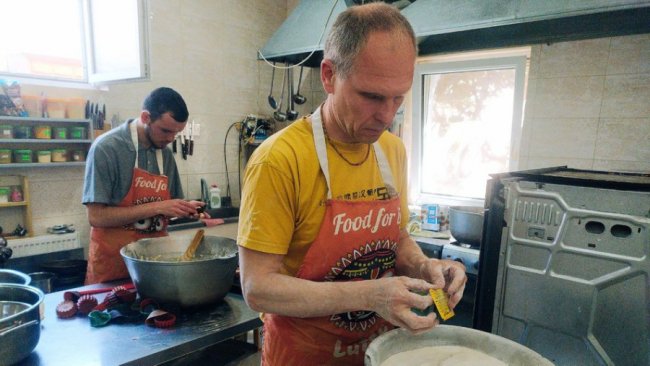 Як волинські волонтери допомагають військовим-вегетаріанцям. ВІДЕО