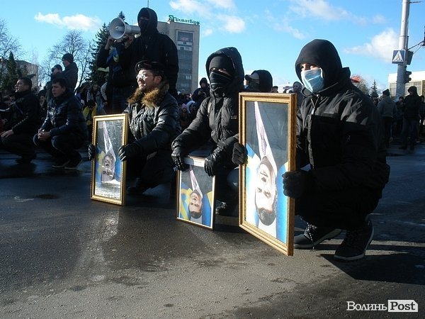 У Луцьку плювали в портрети Януковича. ФОТО