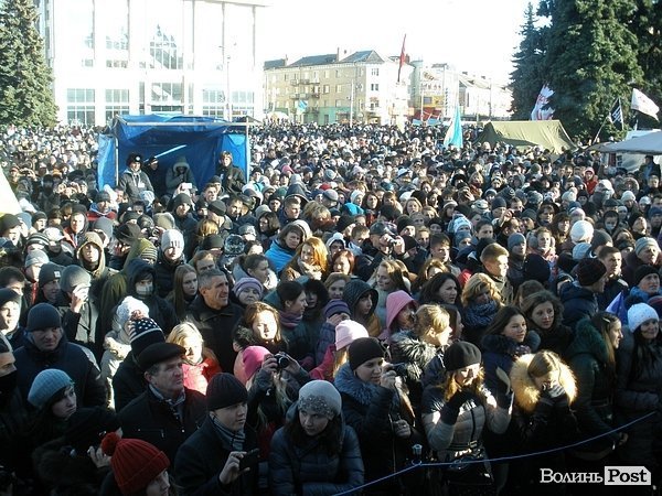 У Луцьку плювали в портрети Януковича. ФОТО