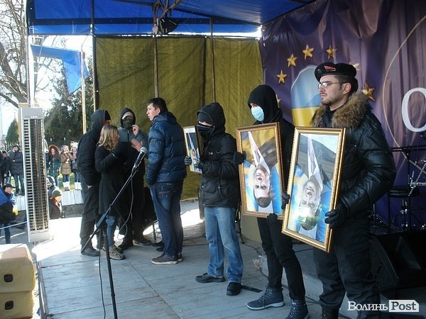 У Луцьку плювали в портрети Януковича. ФОТО