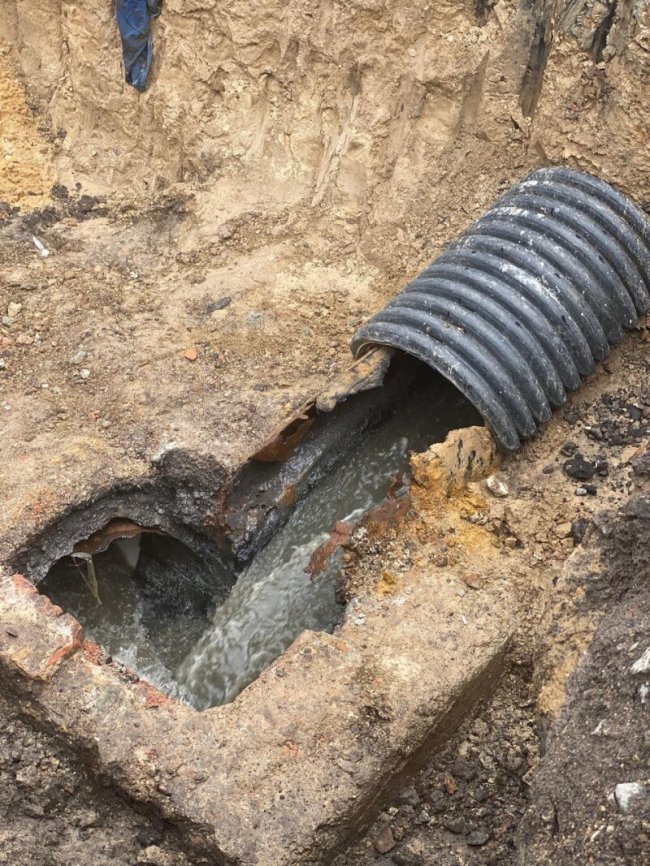 Ремонт аварійного колектора на Карпенка-Карого: коли завершать роботи