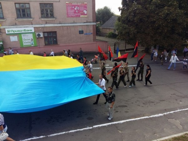 У Горохові на День Незалежності несли два українські прапори. ФОТОРЕПОРТАЖ