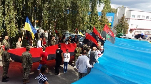 У Горохові на День Незалежності несли два українські прапори. ФОТОРЕПОРТАЖ