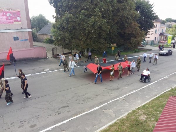 У Горохові на День Незалежності несли два українські прапори. ФОТОРЕПОРТАЖ