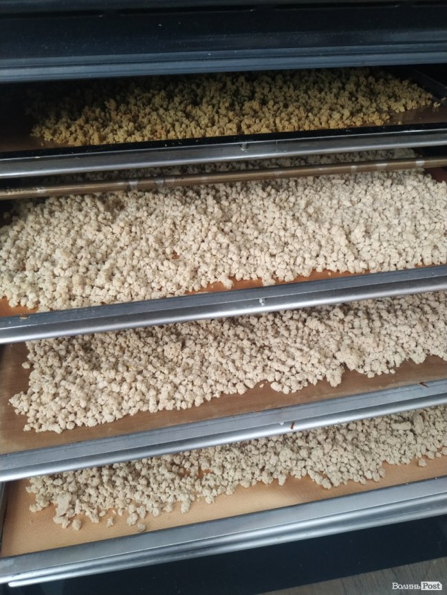 Депутатка Луцькради створює корисні солодощі, а весь прибуток спрямовує на армію. ФОТО 