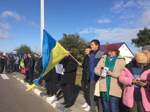 На трасі Луцьк-Львів аграрії вийшли на мирну акцію через земельну реформу. ФОТО