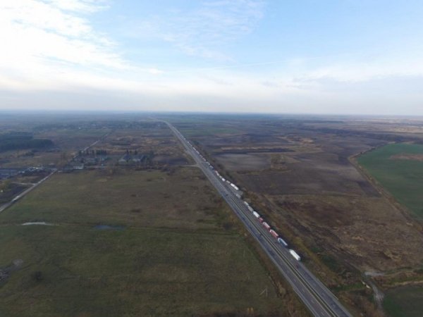 Багатокілометрова черга вантажівок на «Ягодині» з висоти пташиного польоту