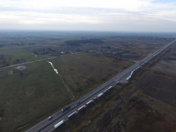 Багатокілометрова черга вантажівок на «Ягодині» з висоти пташиного польоту