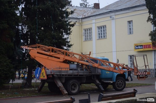 Почали прикрашати головну ялинку Луцька. ФОТО