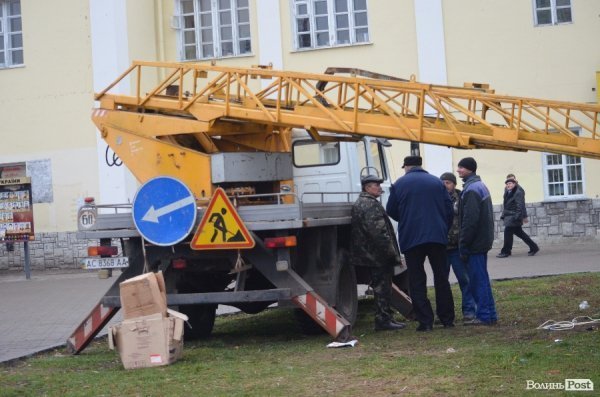 Почали прикрашати головну ялинку Луцька. ФОТО