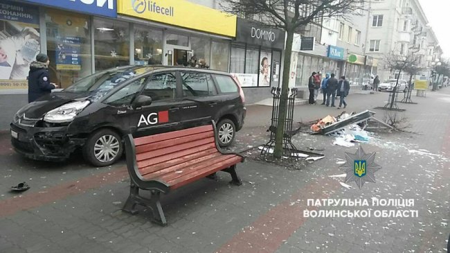 П'яна аварія в центрі Луцька: водій збив дерево і рекламний щит
