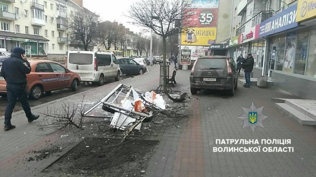 П'яна аварія в центрі Луцька: водій збив дерево і рекламний щит