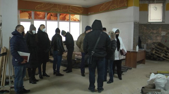 У багатоповерхівці в центрі Луцька тріщать стіни, місцеві нарікають на ремонт магазину. ВІДЕО