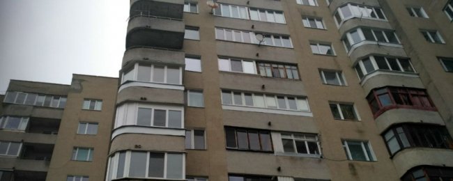 У багатоповерхівці в центрі Луцька тріщать стіни, місцеві нарікають на ремонт магазину. ВІДЕО