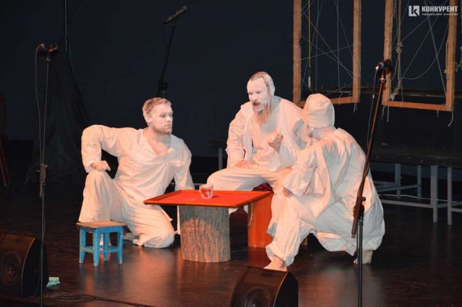 Луцькі пенсіонери безкоштовно дивилися виставу студії-театру «ГаРмИдЕр». ФОТО