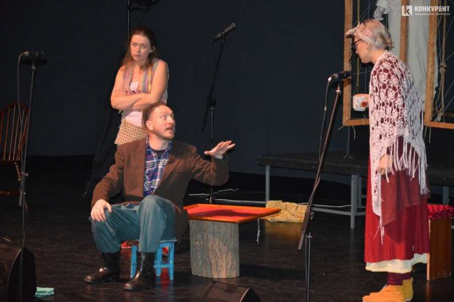 Луцькі пенсіонери безкоштовно дивилися виставу студії-театру «ГаРмИдЕр». ФОТО